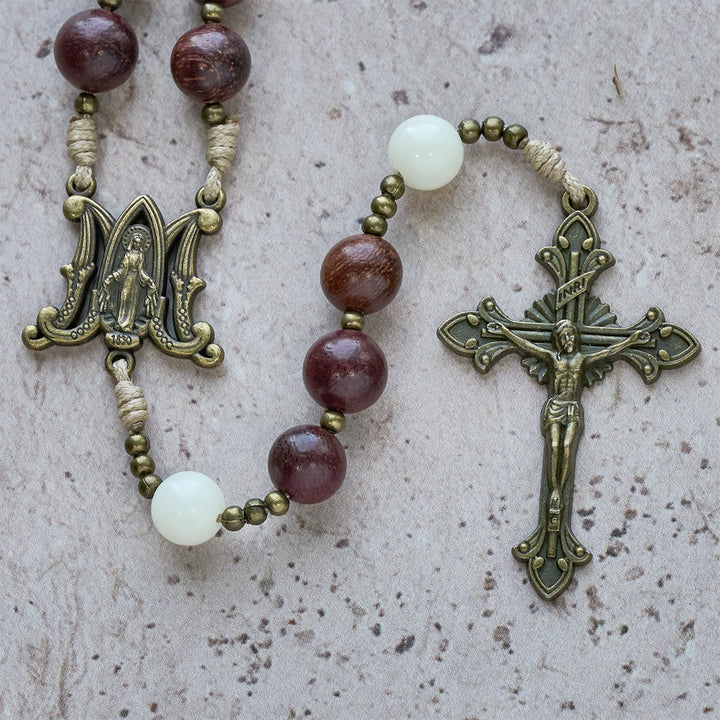 Christianartworkshop Rosenkranz aus natürlichem Perillaholz mit antikem Messingkreuz: Glaube in natürlicher Wärme vereinen - image 7