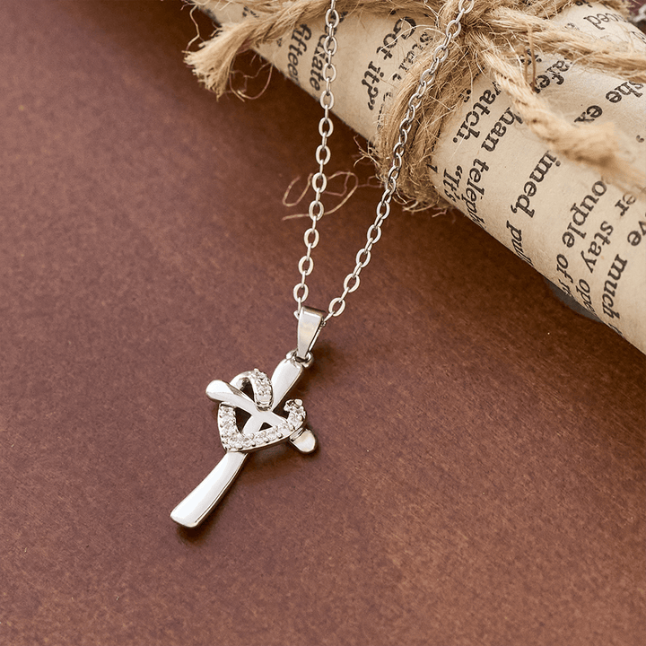 Christianartworkshop Zweifarbige Herz- und Kreuzkette mit Zirkonen: Verschmelzung von Liebe und Glauben - image 2