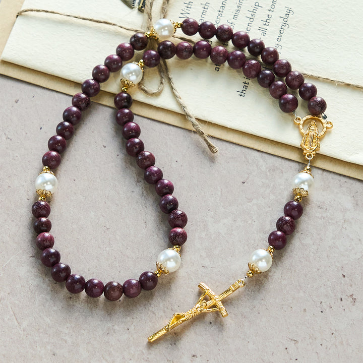 Eleganter Rosenkranz aus Perillaholz mit Marienmotiv und Kruzifix von Christianartworkshop - image 2