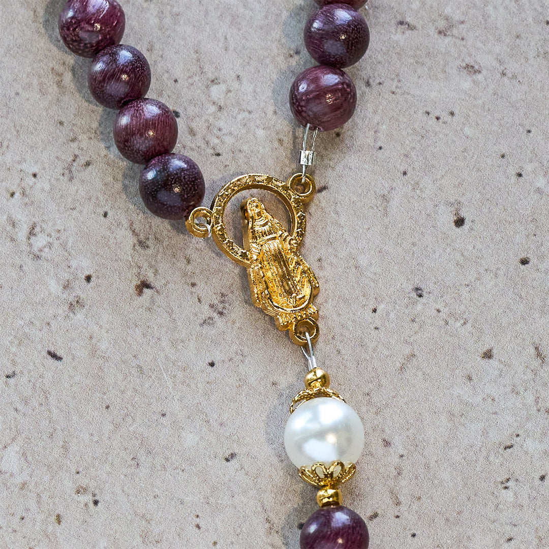 Eleganter Rosenkranz aus Perillaholz mit Marienmotiv und Kruzifix von Christianartworkshop - image 9