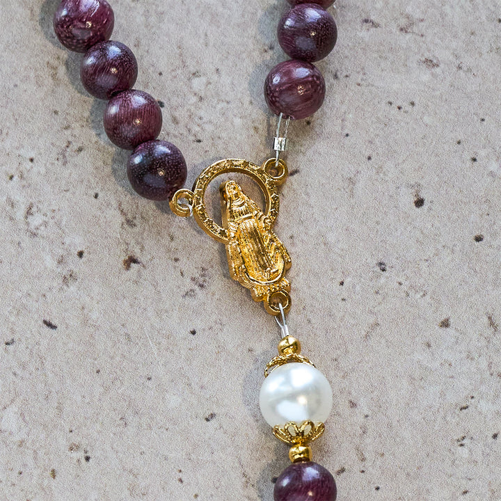 Eleganter Rosenkranz aus Perillaholz mit Marienmotiv und Kruzifix von Christianartworkshop - image 9