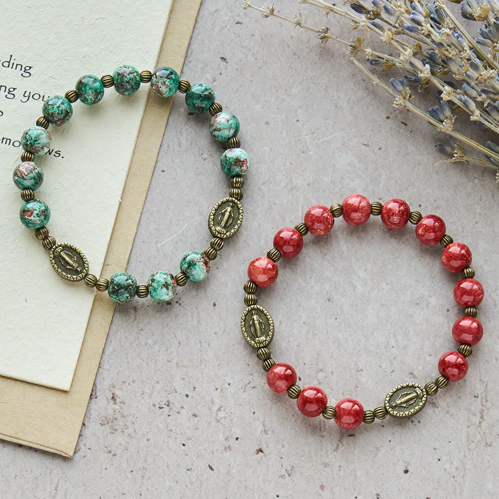 Christianartworkshop Vintage-Armband aus rotem und grünem Glas mit Wundermedaille: Erinnerung an Glauben und Gnade für den Alltag - Rot - image 0
