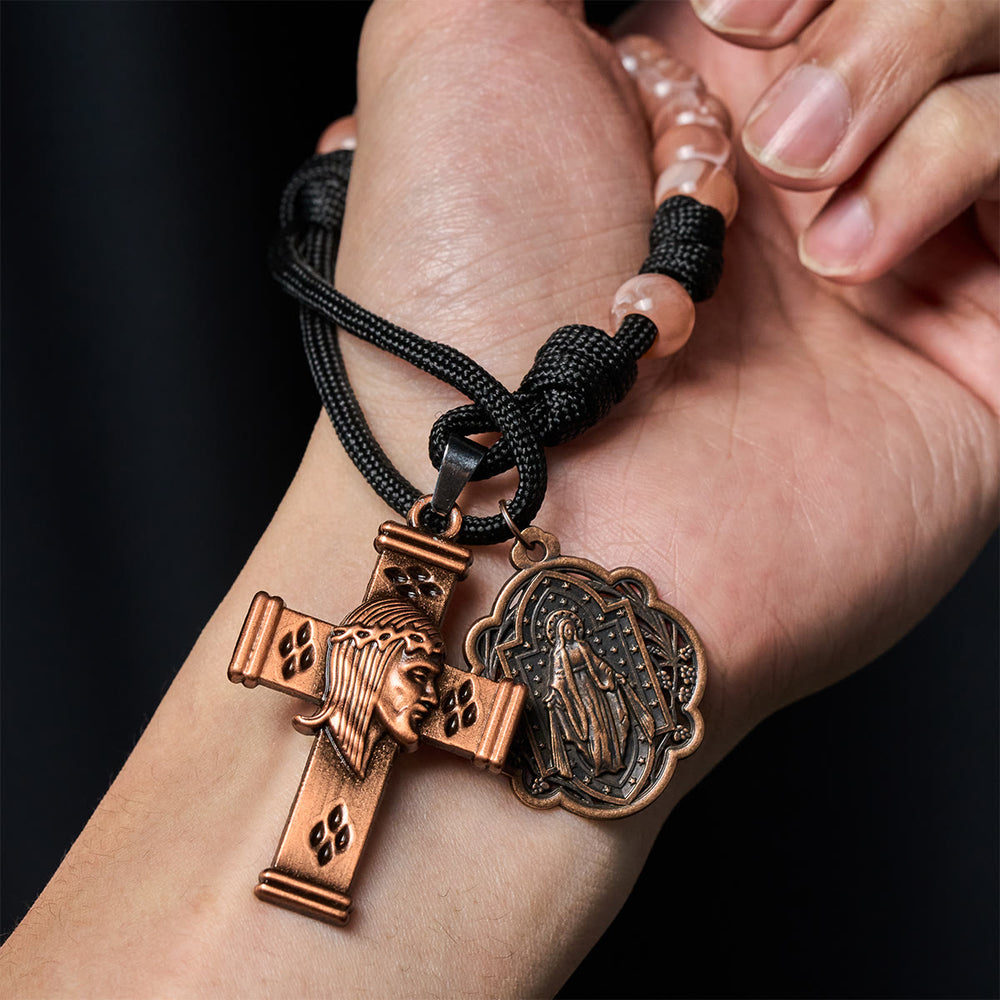 Christianartworkshop Kompakter Rosenkranz für die Hosentasche: Rosa Perlen, Paracord-Schlaufe & Vintage-Kupferkreuz - image 1