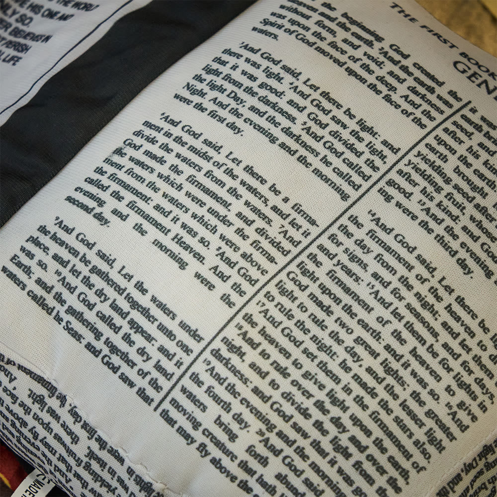 Christianartworkshop Plüschkissen mit Bibelmotiv: Ein kuscheliger Begleiter der Gnade und Wahrheit - image 5