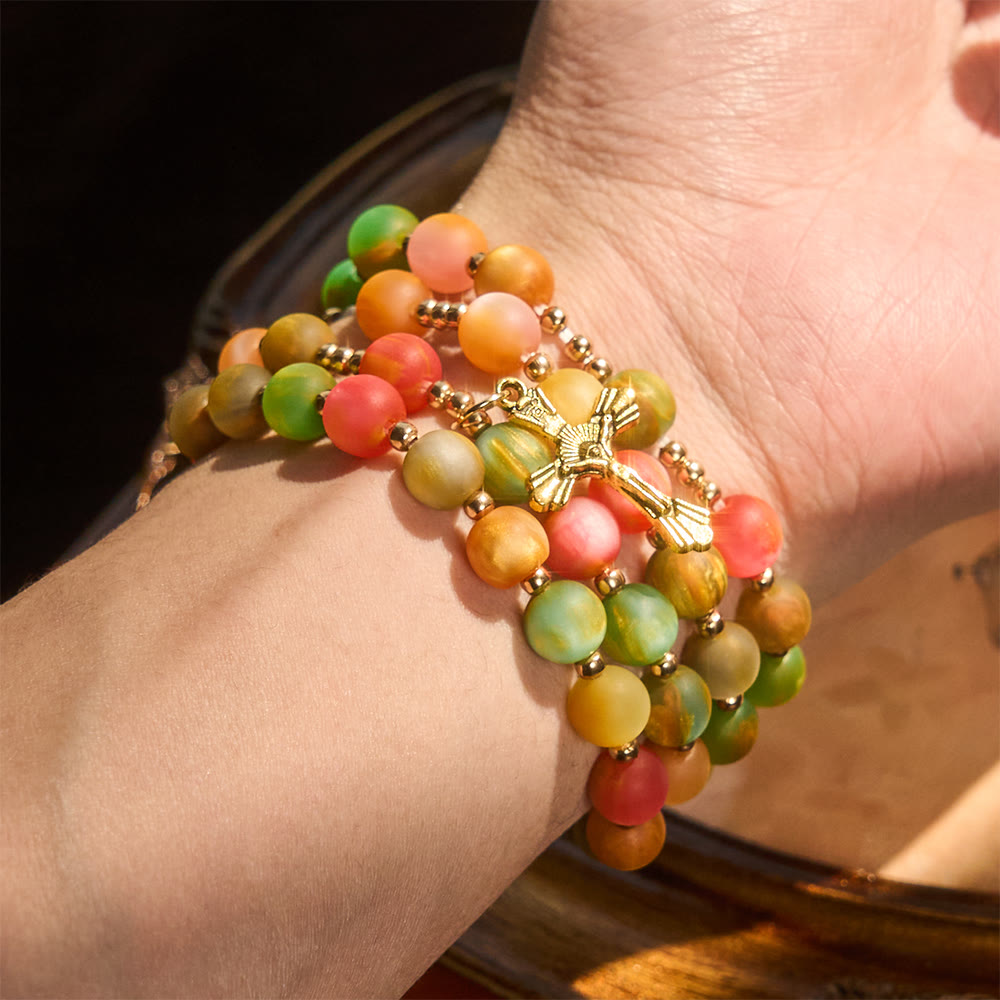 Christianartworkshop Regenbogen-Rosenkranz-Armband „Leuchtender Glaube“: Bunte Perlen und die heilige goldene Jungfrau Maria - image 1