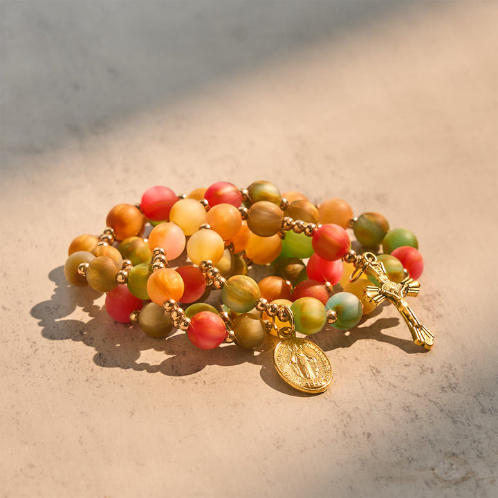 Christianartworkshop Regenbogen-Rosenkranz-Armband „Leuchtender Glaube“: Bunte Perlen und die heilige goldene Jungfrau Maria - image 8