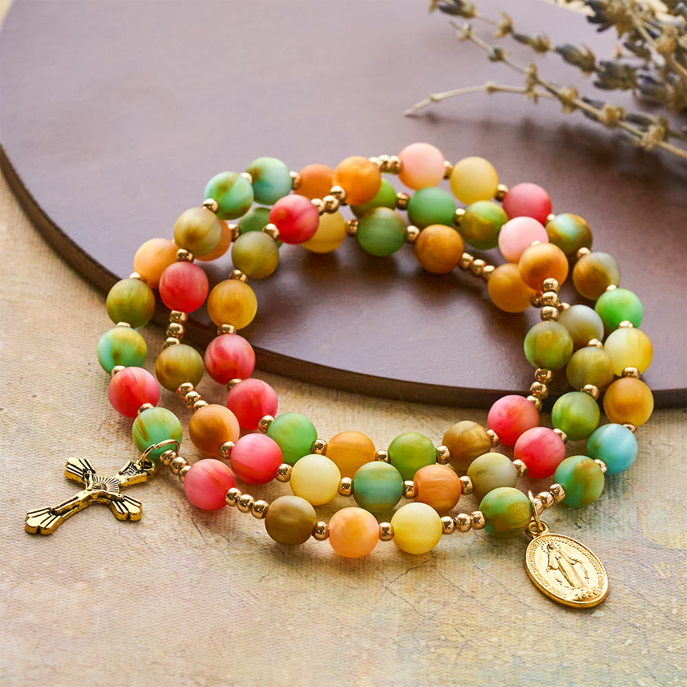 Christianartworkshop Regenbogen-Rosenkranz-Armband „Leuchtender Glaube“: Bunte Perlen und die heilige goldene Jungfrau Maria - Unsere Liebe Frau und das Kruzifix - image 0