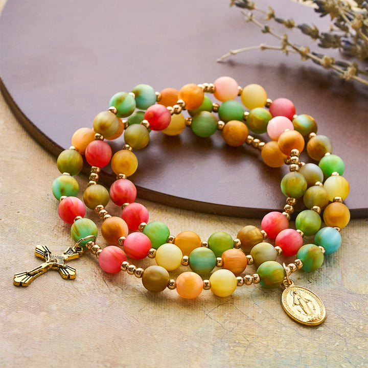 Christianartworkshop Regenbogen-Rosenkranz-Armband „Leuchtender Glaube“: Bunte Perlen und die heilige goldene Jungfrau Maria - Unsere Liebe Frau und das Kruzifix - image 0
