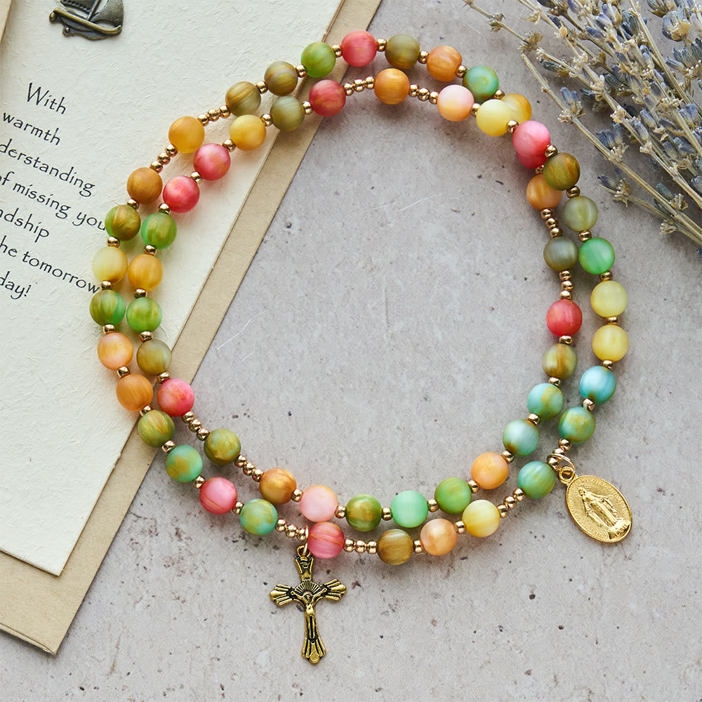 Christianartworkshop Regenbogen-Rosenkranz-Armband „Leuchtender Glaube“: Bunte Perlen und die heilige goldene Jungfrau Maria - image 3