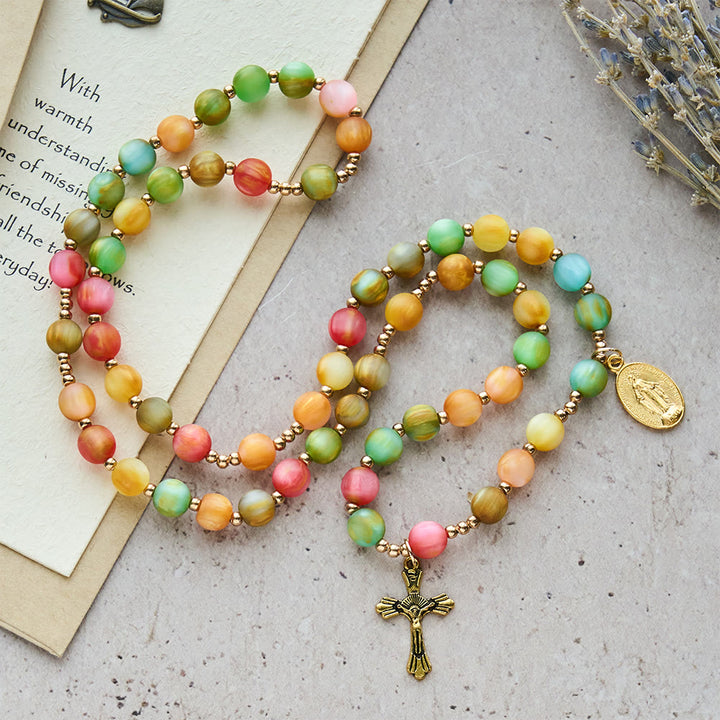 Christianartworkshop Regenbogen-Rosenkranz-Armband „Leuchtender Glaube“: Bunte Perlen und die heilige goldene Jungfrau Maria - image 2