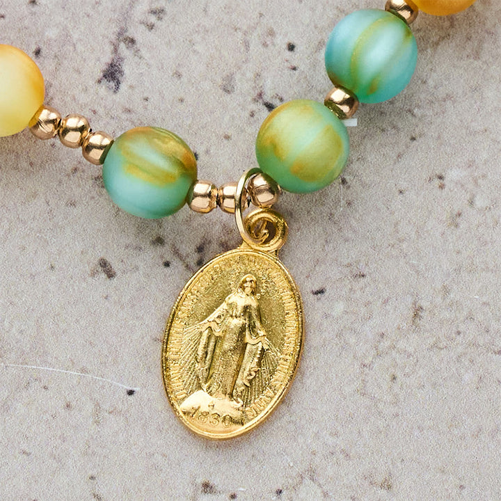 Christianartworkshop Regenbogen-Rosenkranz-Armband „Leuchtender Glaube“: Bunte Perlen und die heilige goldene Jungfrau Maria - image 5