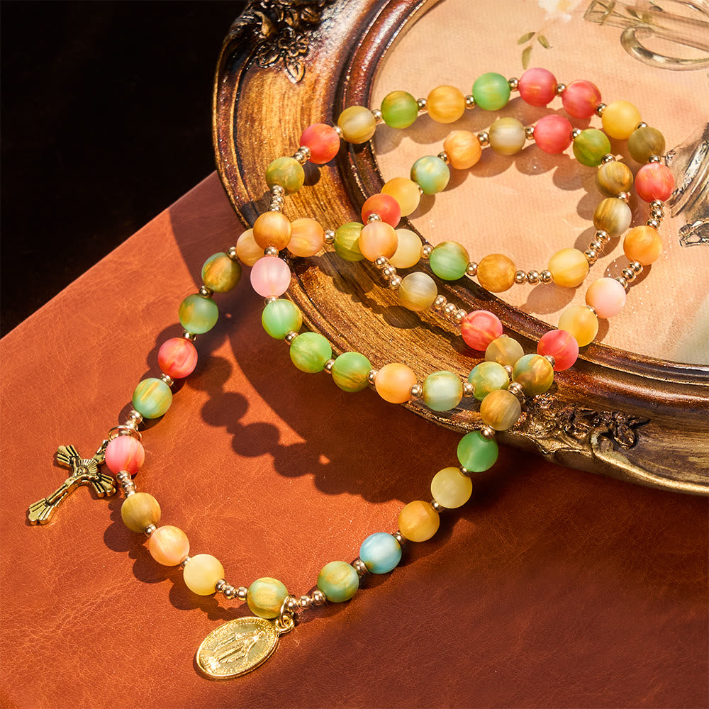 Christianartworkshop Regenbogen-Rosenkranz-Armband „Leuchtender Glaube“: Bunte Perlen und die heilige goldene Jungfrau Maria - image 4