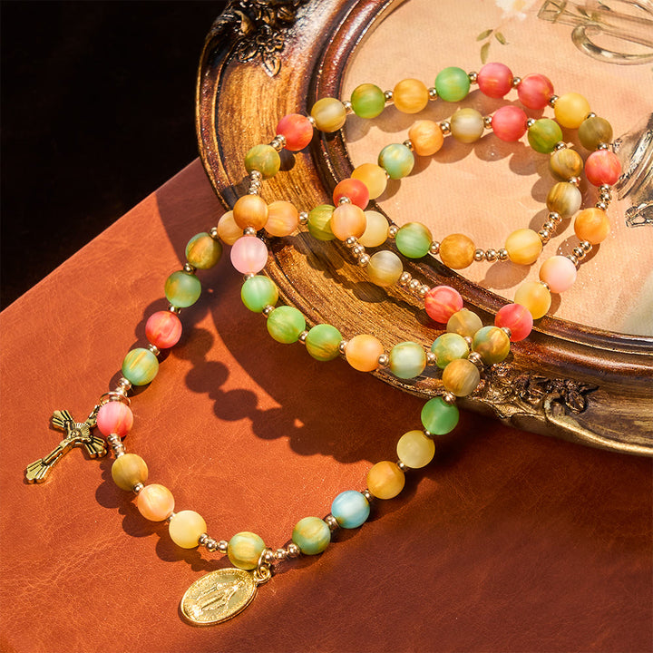 Christianartworkshop Regenbogen-Rosenkranz-Armband „Leuchtender Glaube“: Bunte Perlen und die heilige goldene Jungfrau Maria - image 4