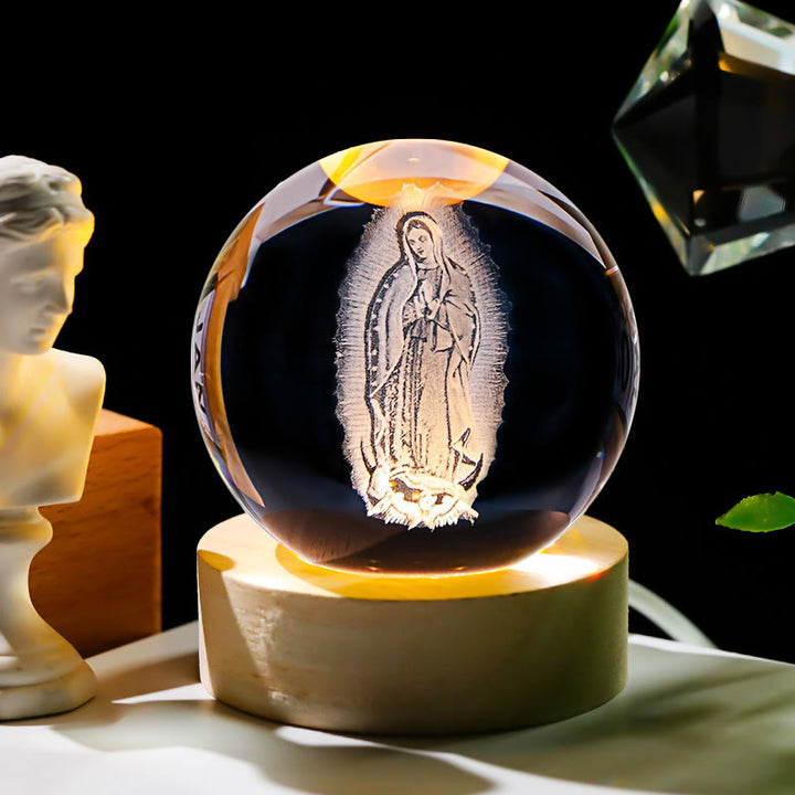 Christianartworkshop Heilige Kristallkugel-Nachtlampe: Leuchtender Begleiter der göttlichen Gegenwart - Jungfrau Maria - mit farbigem Lichtsockel - 8 cm - image 2