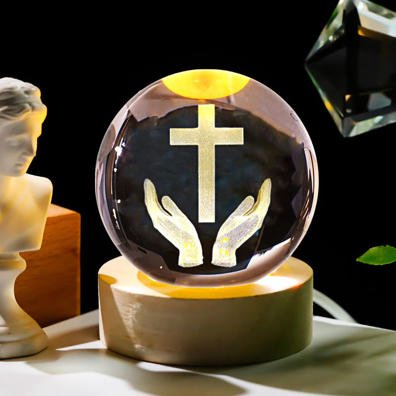 Christianartworkshop Heilige Kristallkugel-Nachtlampe: Leuchtender Begleiter der göttlichen Gegenwart - Hände und Kreuz - mit farbigem Lichtsockel - 8 cm - image 9