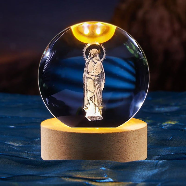 Christianartworkshop Heilige Kristallkugel-Nachtlampe: Leuchtender Begleiter der göttlichen Gegenwart - Maria und Jesus - mit farbigem Lichtsockel - 8 cm - image 13