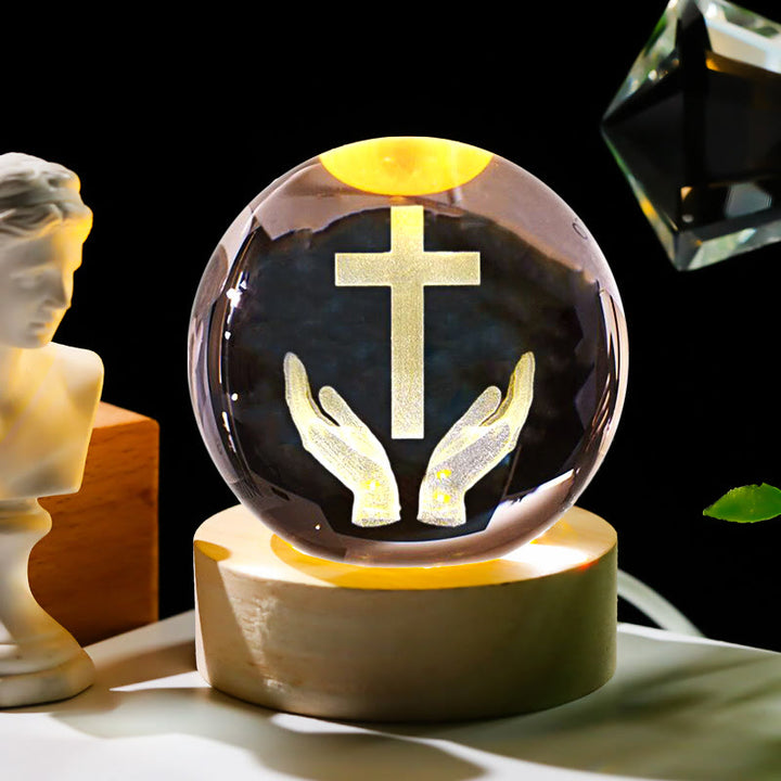 Christianartworkshop Heilige Kristallkugel-Nachtlampe: Leuchtender Begleiter der göttlichen Gegenwart - Hände und Kreuz - mit farbigem Lichtsockel - 8 cm - image 9