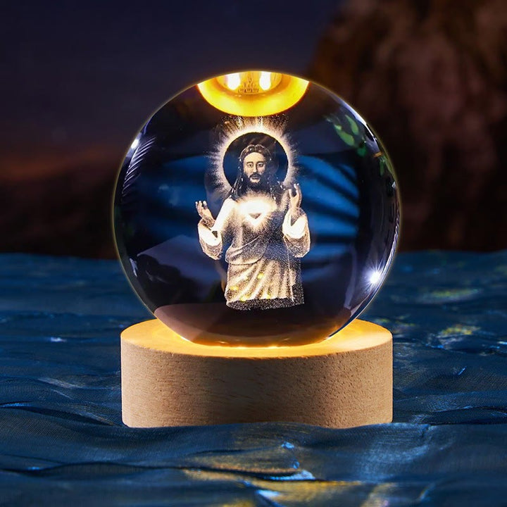 Christianartworkshop Heilige Kristallkugel-Nachtlampe: Leuchtender Begleiter der göttlichen Gegenwart - Jesus mit Heiligenschein - mit farbigem Lichtsockel - 8 cm - image 12