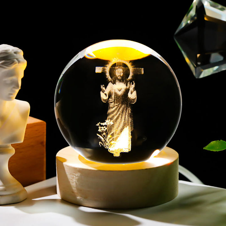 Christianartworkshop Heilige Kristallkugel-Nachtlampe: Leuchtender Begleiter der göttlichen Gegenwart - Jesus und das Kreuz - mit farbigem Lichtsockel - 8 cm - image 7