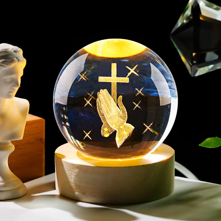 Christianartworkshop Heilige Kristallkugel-Nachtlampe: Leuchtender Begleiter der göttlichen Gegenwart - Betende Hand mit Kreuz - mit farbigem Lichtsockel - 8 cm - image 0