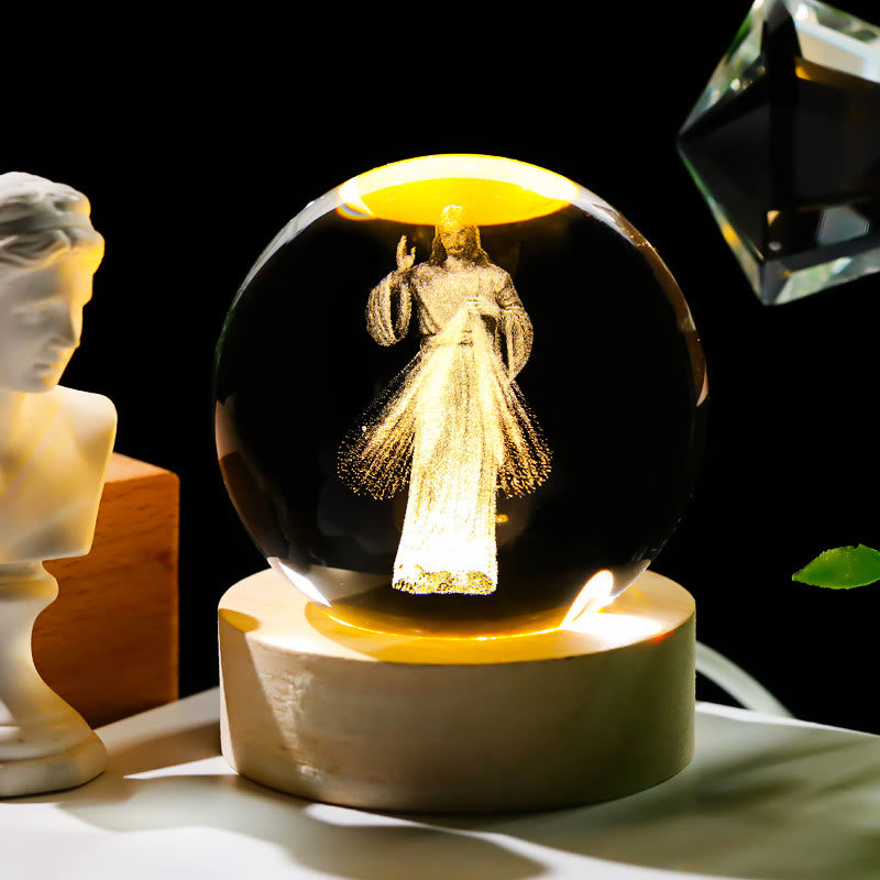 Christianartworkshop Heilige Kristallkugel-Nachtlampe: Leuchtender Begleiter der göttlichen Gegenwart - Jesus und Licht - mit farbigem Lichtsockel - 8 cm - image 6
