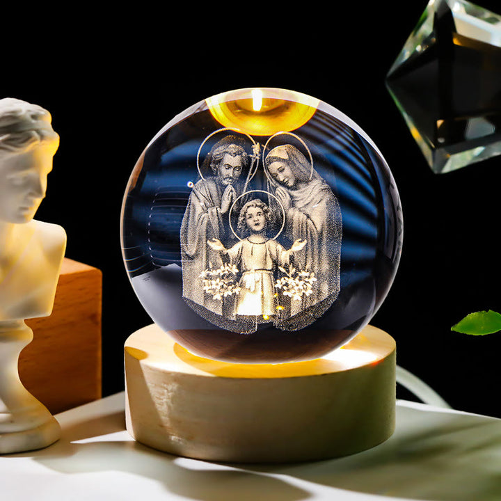 Christianartworkshop Heilige Kristallkugel-Nachtlampe: Leuchtender Begleiter der göttlichen Gegenwart - Heilige Familie - mit farbigem Lichtsockel - 8 cm - image 11