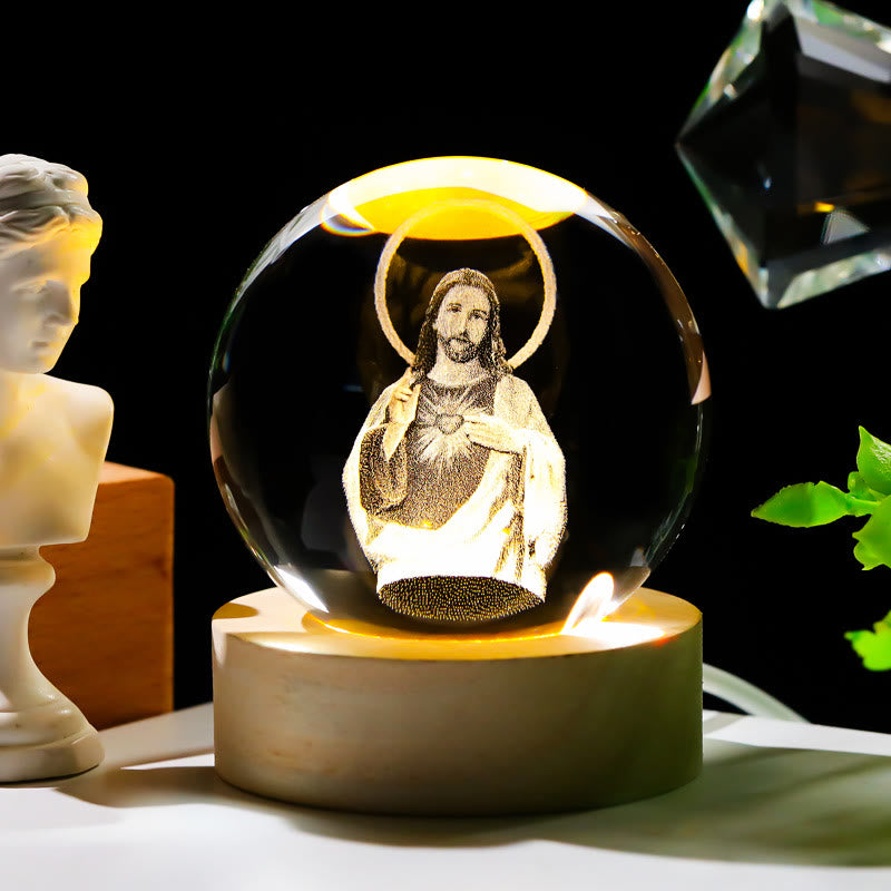 Christianartworkshop Heilige Kristallkugel-Nachtlampe: Leuchtender Begleiter der göttlichen Gegenwart - Jesus mit dem Heiligen Herzen - mit farbigem Lichtsockel - 8 cm - image 4