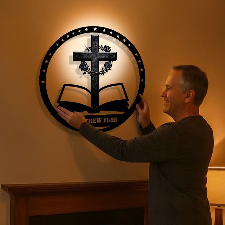 Christliche Wanddekoration aus Metall: Dornen-Rosen-Kreuz & Bibel – Stille Erinnerung an das Versprechen der Ruhe - image 1