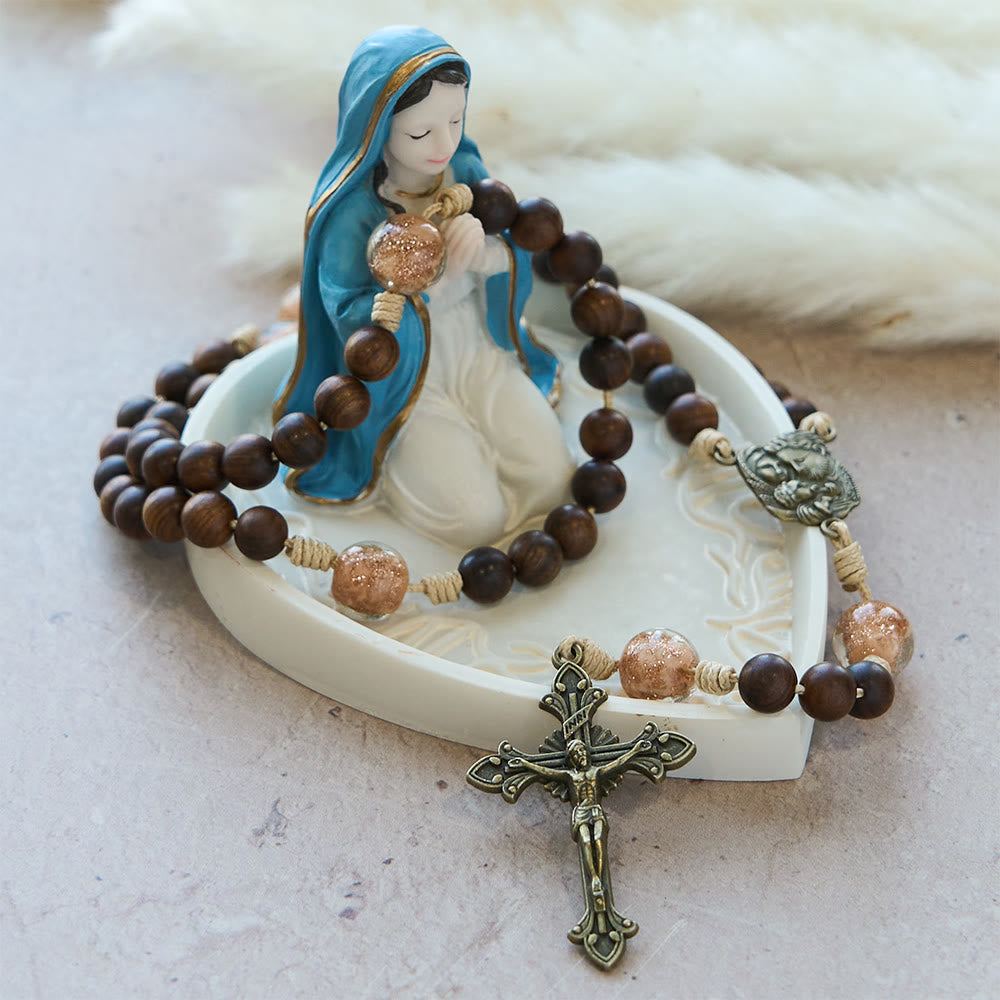 Christianartworkshop Rosenholz- und Glasrosenkranz mit Heilige-Familie-Motiv: Stille Begleiterin der Gnade - image 3