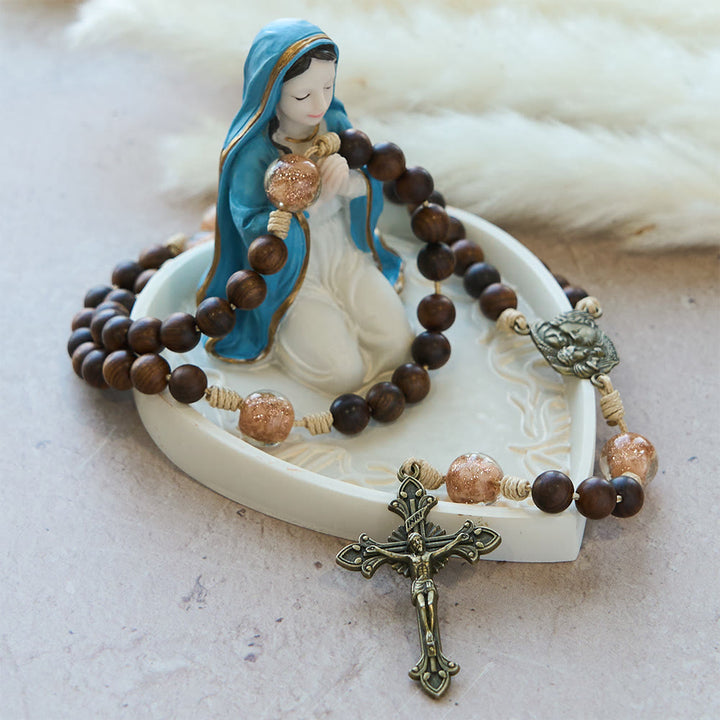 Christianartworkshop Rosenholz- und Glasrosenkranz mit Heilige-Familie-Motiv: Stille Begleiterin der Gnade - image 3