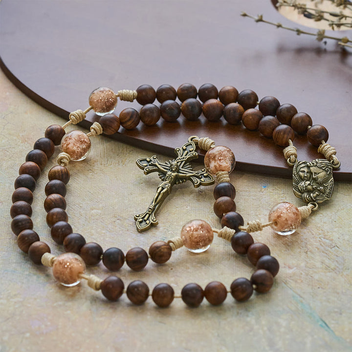 Christianartworkshop Rosenholz- und Glasrosenkranz mit Heilige-Familie-Motiv: Stille Begleiterin der Gnade - image 5