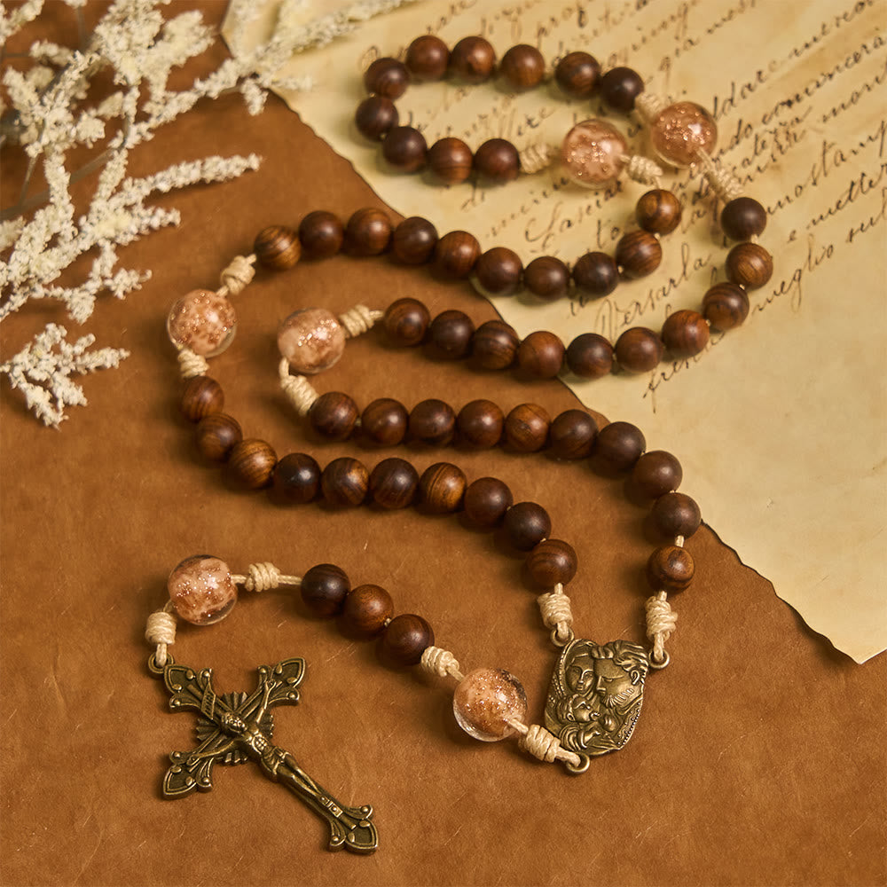 Christianartworkshop Rosenholz- und Glasrosenkranz mit Heilige-Familie-Motiv: Stille Begleiterin der Gnade - Heilige Familie und Kruzifix - image 0