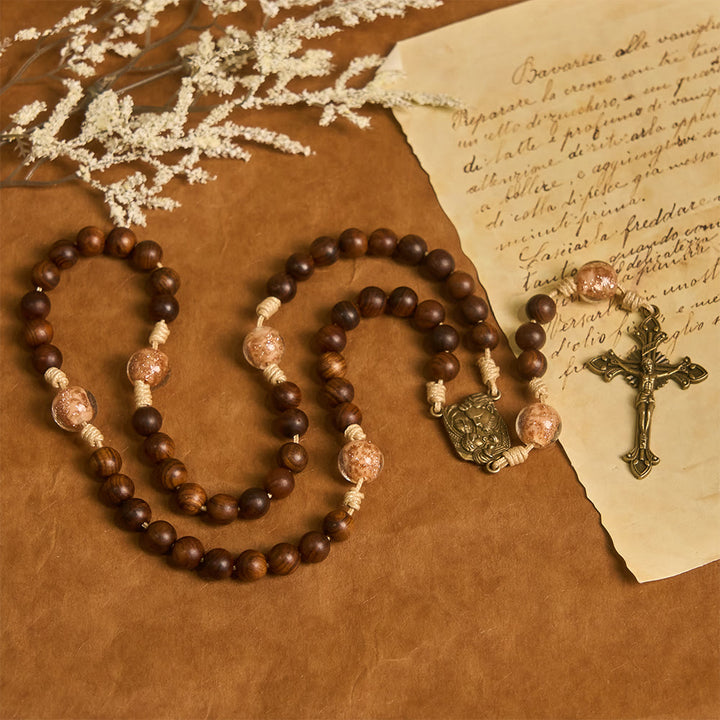 Christianartworkshop Rosenholz- und Glasrosenkranz mit Heilige-Familie-Motiv: Stille Begleiterin der Gnade - image 2