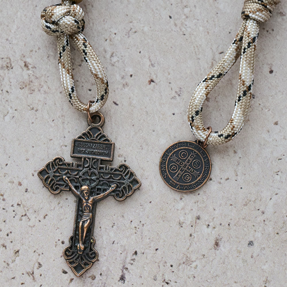 Christianartworkshop Rustikaler Rosenkranz aus Bronze mit Kupferfigur des Heiligen Benedikt und Kruzifix - image 7