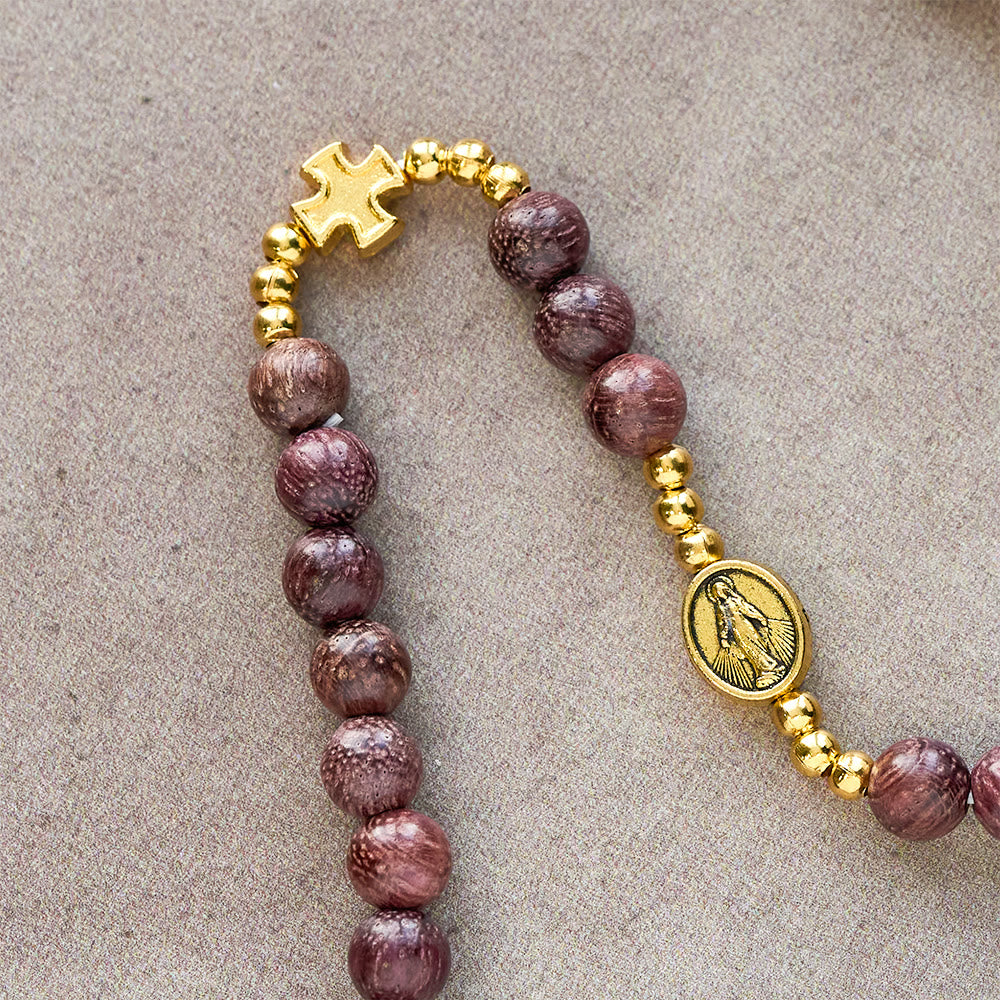 Mehrlagiges Rosenkranzarmband aus Perillaholz von Christianartworkshop mit erdigen Perlen und Marienmotiv. - image 5