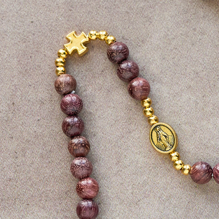 Mehrlagiges Rosenkranzarmband aus Perillaholz von Christianartworkshop mit erdigen Perlen und Marienmotiv. - image 5