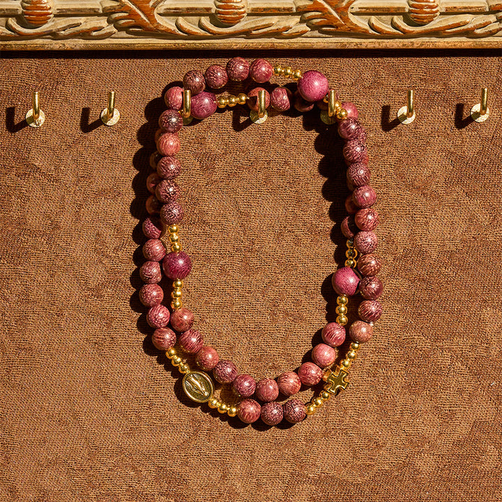 Mehrlagiges Rosenkranzarmband aus Perillaholz von Christianartworkshop mit erdigen Perlen und Marienmotiv. - image 8