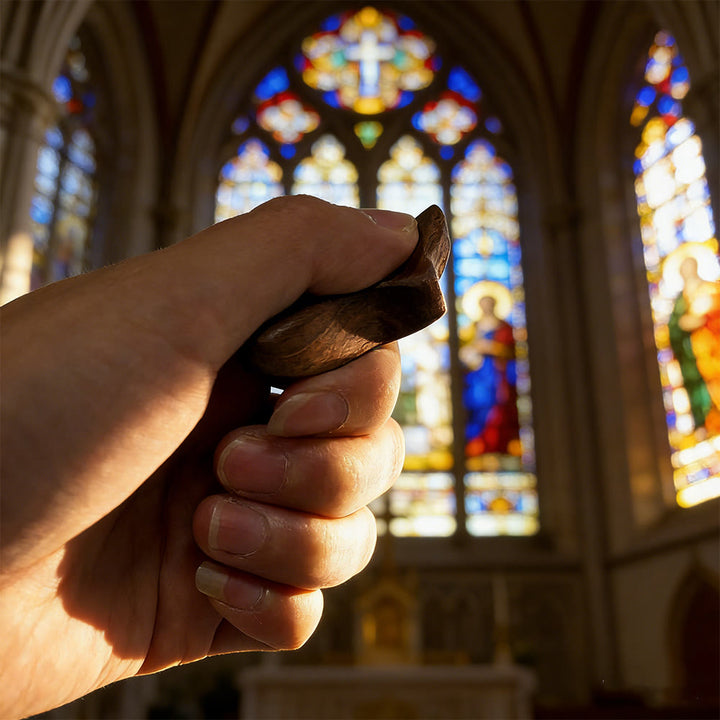 Christianartworkshop Taschenkreuz aus Walnuss- und Olivenholz mit Herzverzierung: Natürlicher Glaube für unterwegs - image 5