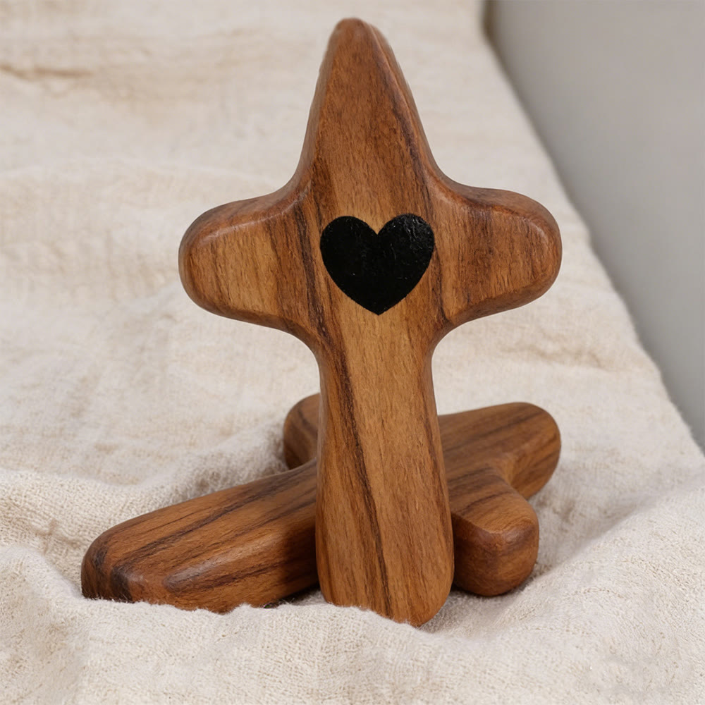 Christianartworkshop Taschenkreuz aus Walnuss- und Olivenholz mit Herzverzierung: Natürlicher Glaube für unterwegs - Olivenholz A - image 6