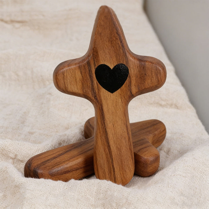 Christianartworkshop Taschenkreuz aus Walnuss- und Olivenholz mit Herzverzierung: Natürlicher Glaube für unterwegs - Olivenholz A - image 6