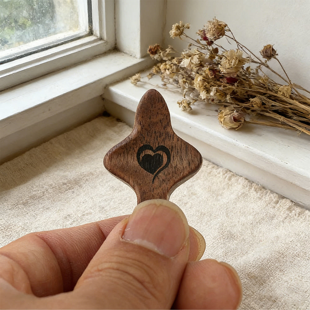 Christianartworkshop Taschenkreuz aus Walnuss- und Olivenholz mit Herzverzierung: Natürlicher Glaube für unterwegs - image 4