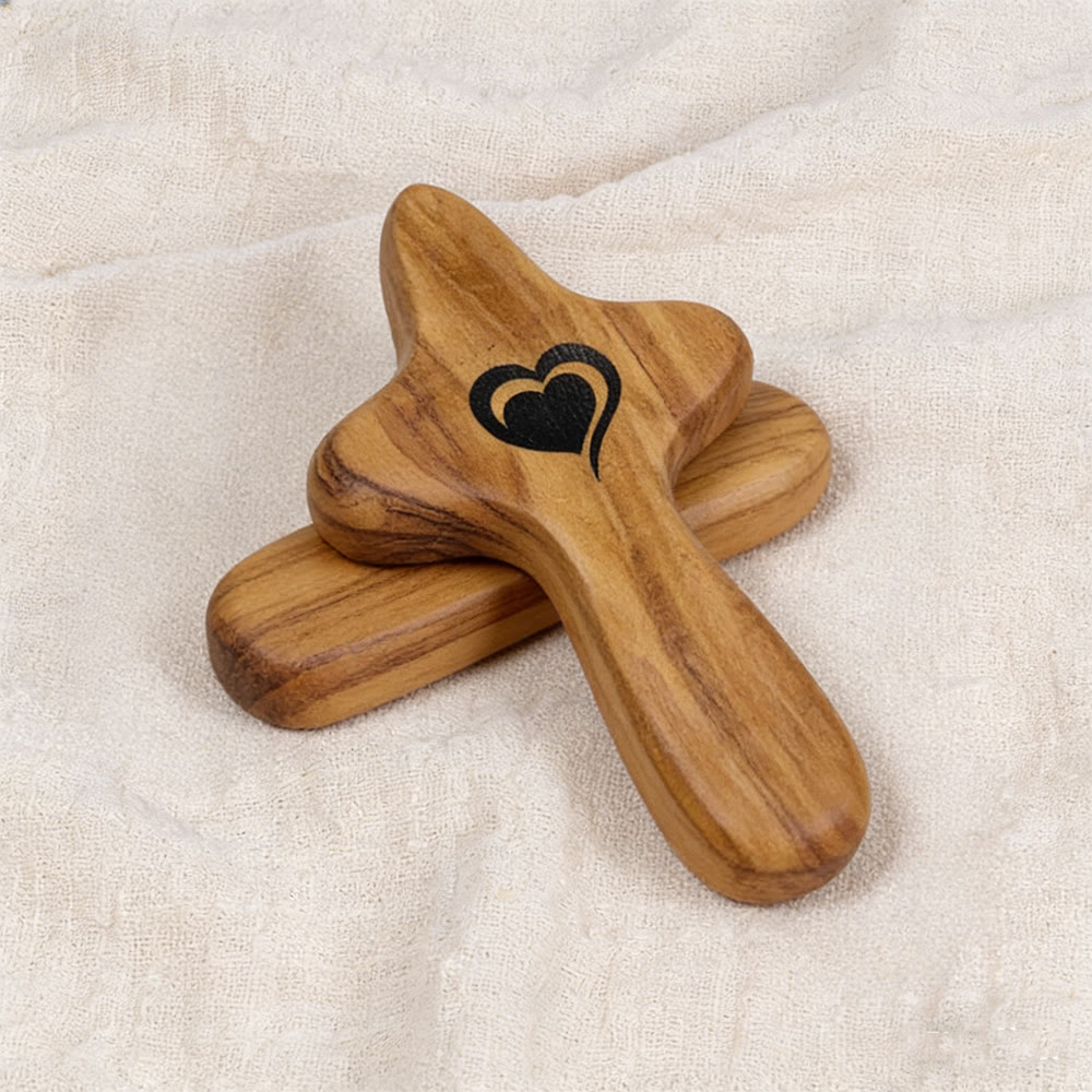 Christianartworkshop Taschenkreuz aus Walnuss- und Olivenholz mit Herzverzierung: Natürlicher Glaube für unterwegs - Olivenholz B - image 9