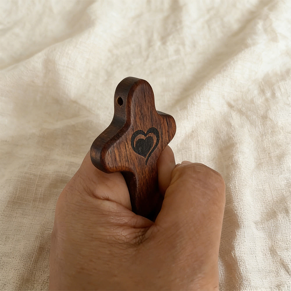 Christianartworkshop Taschenkreuz aus Walnuss- und Olivenholz mit Herzverzierung: Natürlicher Glaube für unterwegs - image 3