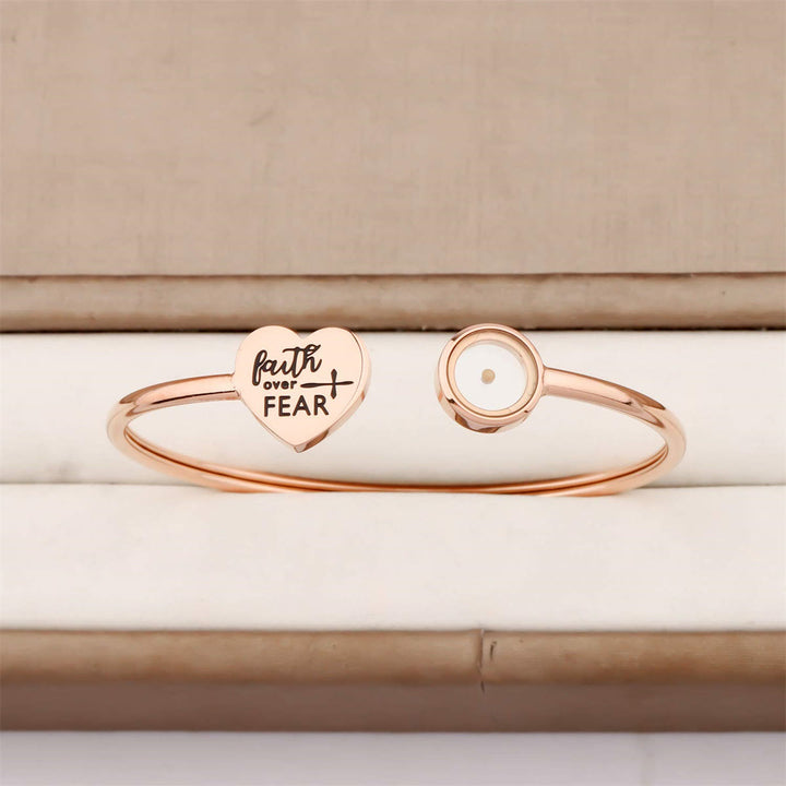 Christianartworkshop 3-farbiges Armband „Glaube statt Angst“ mit Senfkornmotiv: Eine beständige Erinnerung an die Hoffnung - image 1