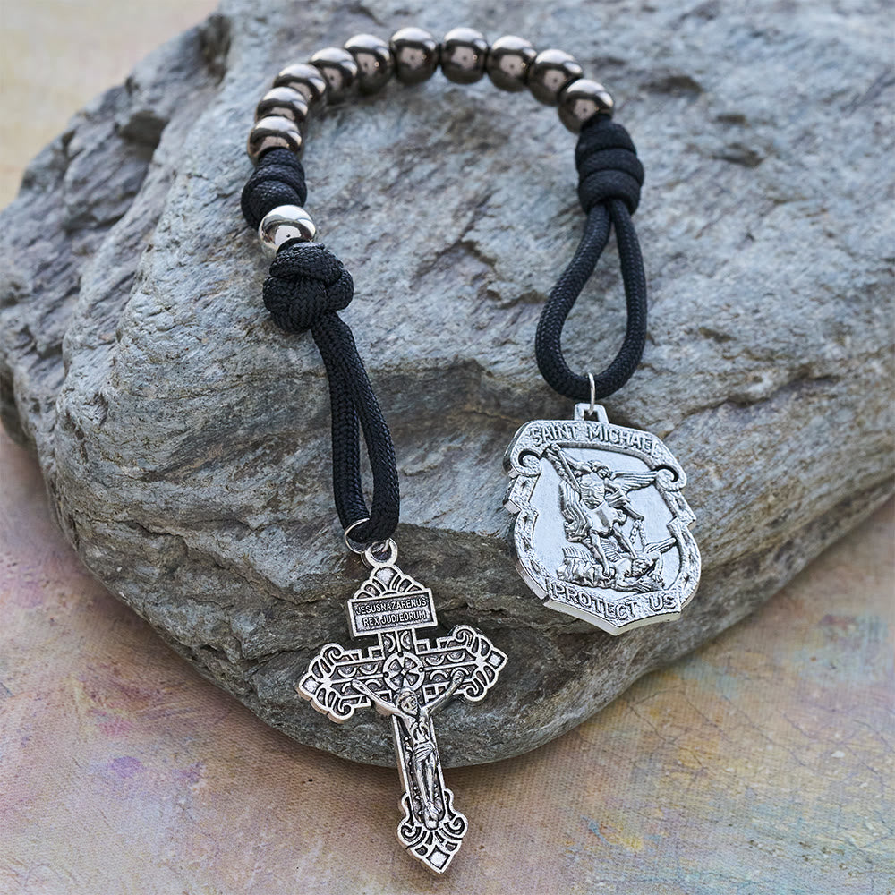 Christianartworkshop Autoanhänger und Rosenkranz in einem – mit Schutzschild des Heiligen Michael und Benedikt sowie Gnade gegen das Böse – zum Tragen in der Hosentasche - image 10