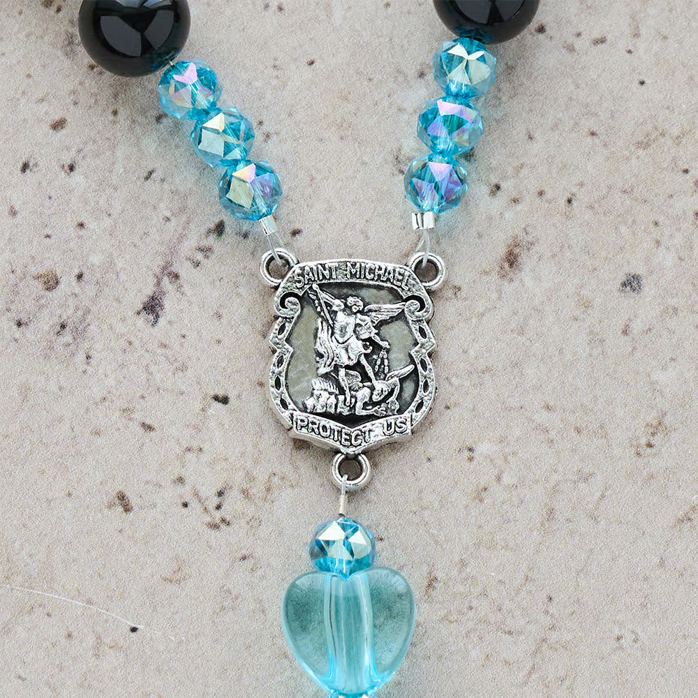Christianartworkshop Rosenkranz aus schwarzen Perlen und blauem Herz mit dem heiligen Michael: Andachtsvoller Trost in jedem Strang - image 7