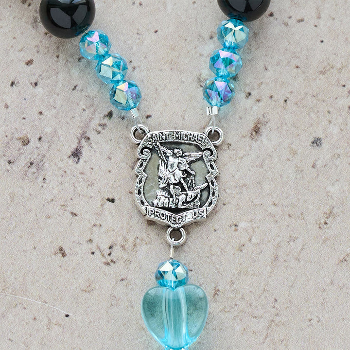 Christianartworkshop Rosenkranz aus schwarzen Perlen und blauem Herz mit dem heiligen Michael: Andachtsvoller Trost in jedem Strang - image 7
