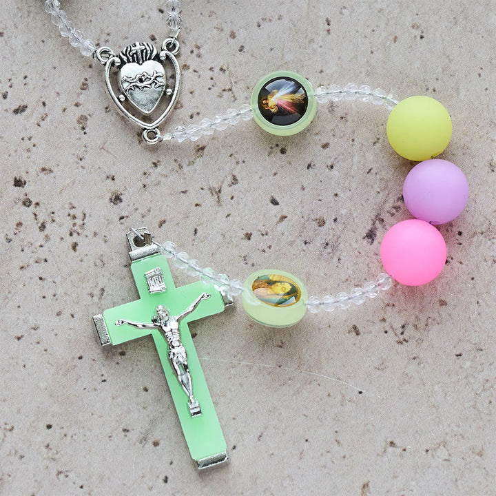Christianartworkshop Leuchtender, farbenfroher Rosenkranz mit Heiligenporträts, der im Dunkeln leuchtet: Glaube, der die Nacht erhellt - image 10