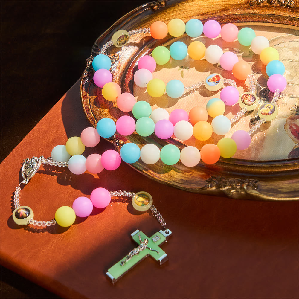 Christianartworkshop Leuchtender, farbenfroher Rosenkranz mit Heiligenporträts, der im Dunkeln leuchtet: Glaube, der die Nacht erhellt - image 7