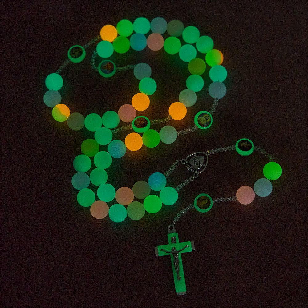 Christianartworkshop Leuchtender, farbenfroher Rosenkranz mit Heiligenporträts, der im Dunkeln leuchtet: Glaube, der die Nacht erhellt - image 2